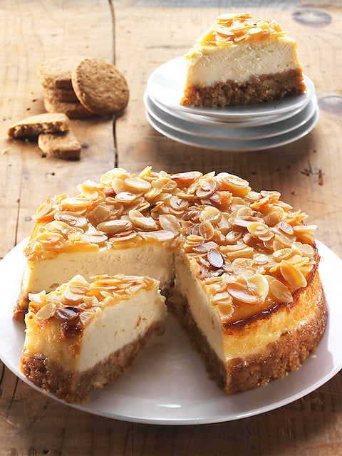 Cheesecake with spelt biscuits, almonds and honey