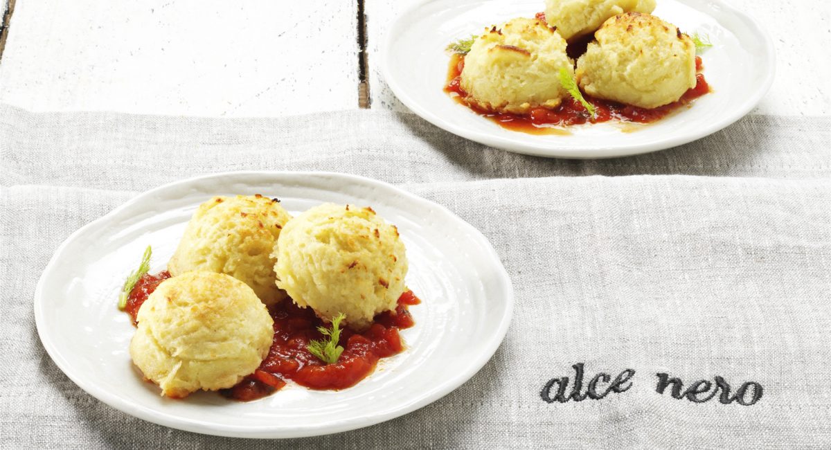 Baked fennel balls with tomato and pesto