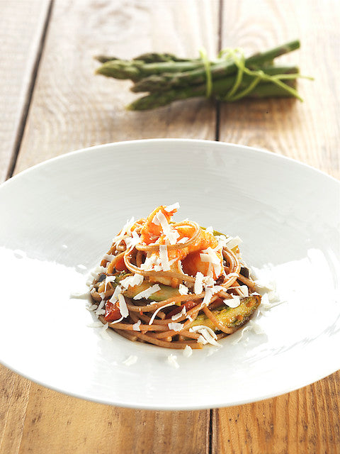 Spelt spaghetti with mixed vegetable sauce, white asparagus and prawns