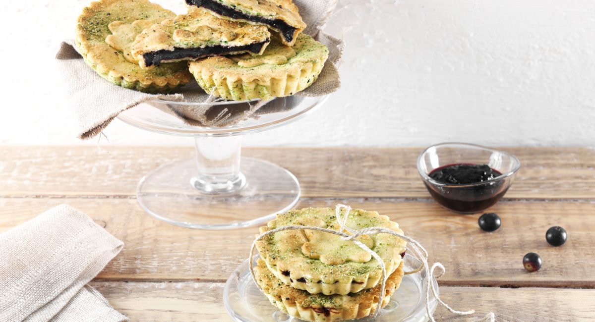Tartlets with pistachio and blueberry compote