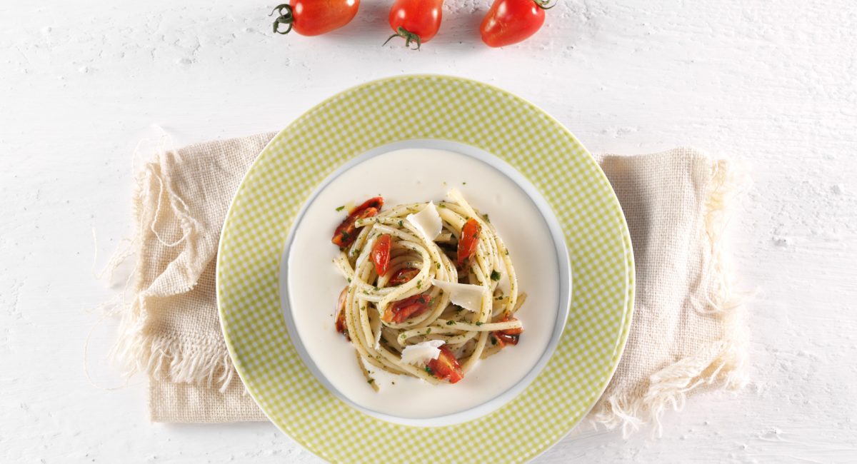 Cappelli durum wheat spaghettoni with parsley and tomato sauce