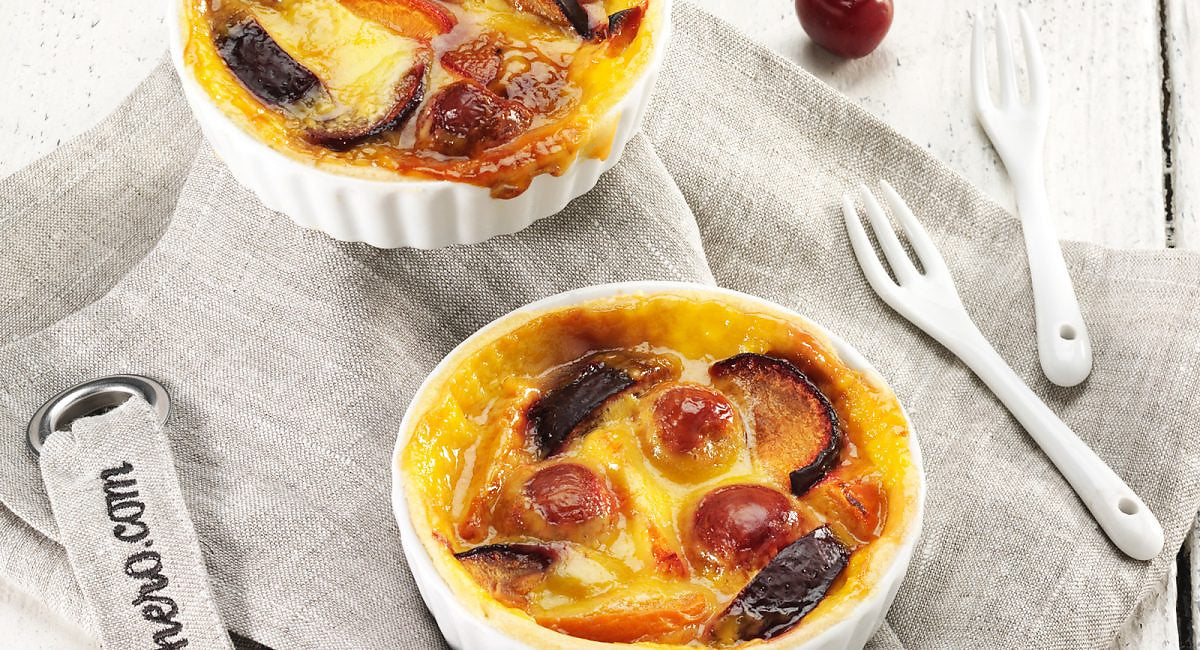 Mixed fruit tartlets with acacia blossom honey and ricotta