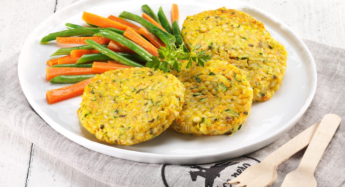 Pearl barley burger with French beans and carrots