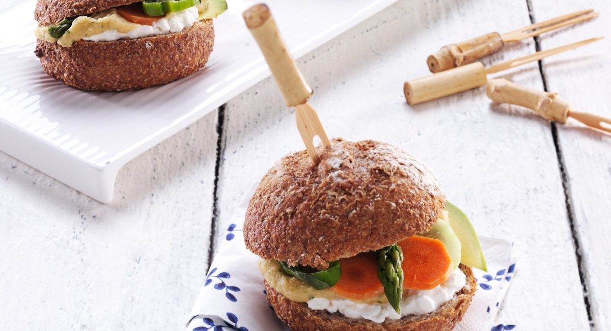 Wholemeal roll with chickpea and avocado cream