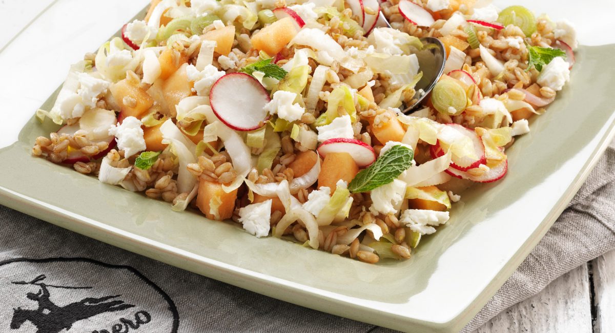 Summer salad with spelt, melon and vegetables