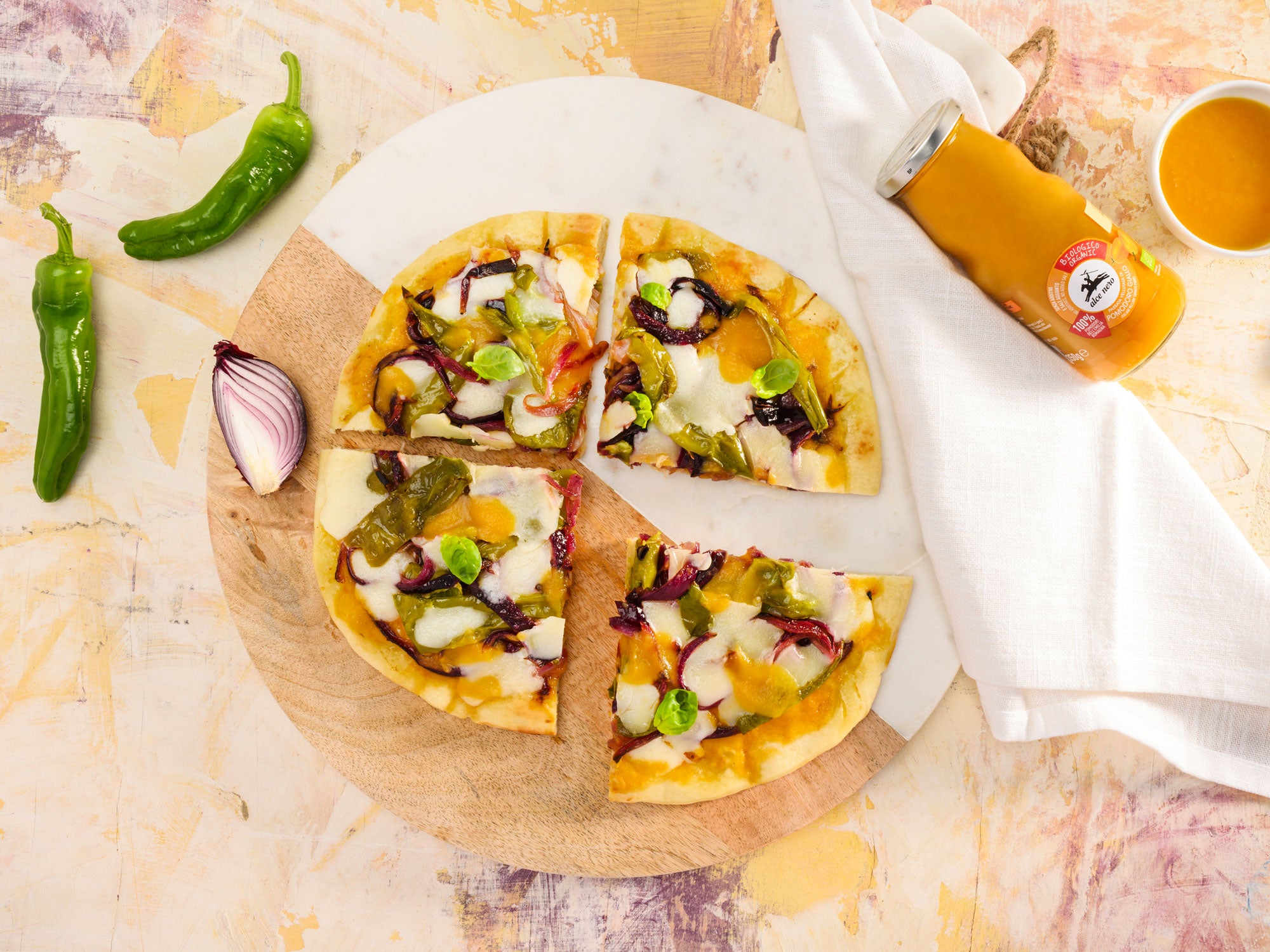 Pizza with yellow tomato puree, delicate sweet pepper and provolone